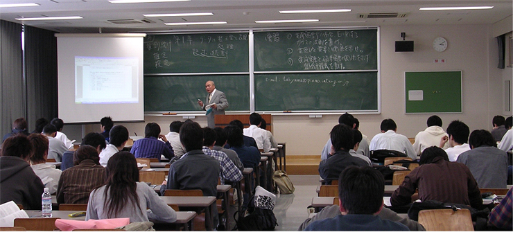 代表者は今も現役で福岡大学理学部応用物理学科で講義（福岡大学客員教授）